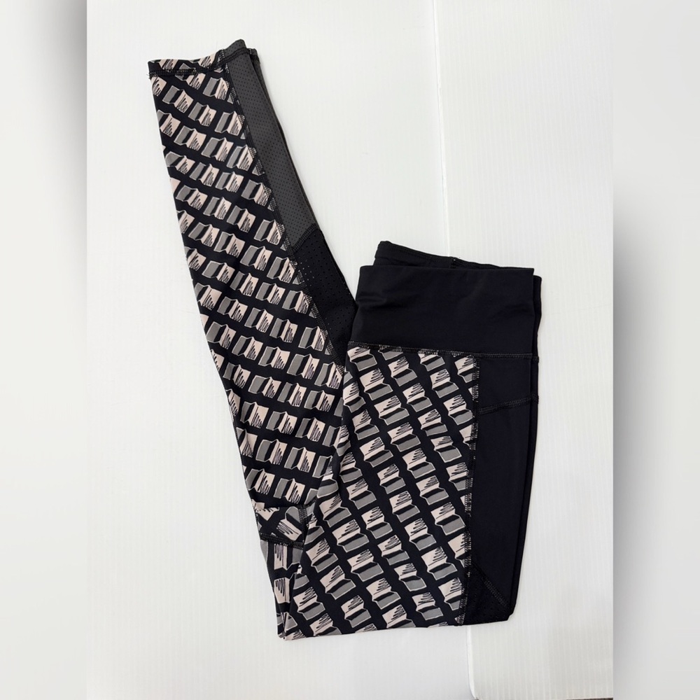 Sweaty Betty Zero Gravity Leggings - Black and Gray Geometric - M